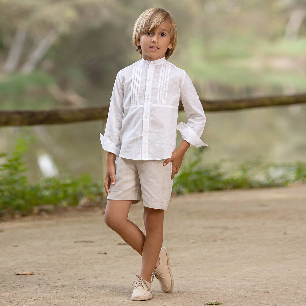 Beige shorts white shirt hotsell