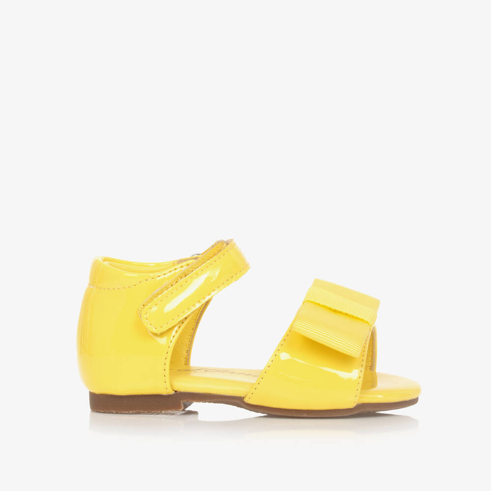 ايج اوف انوسنس-صندل بشريط لاصق جلد لون أصفر للبنات | Childrensalon Outlet