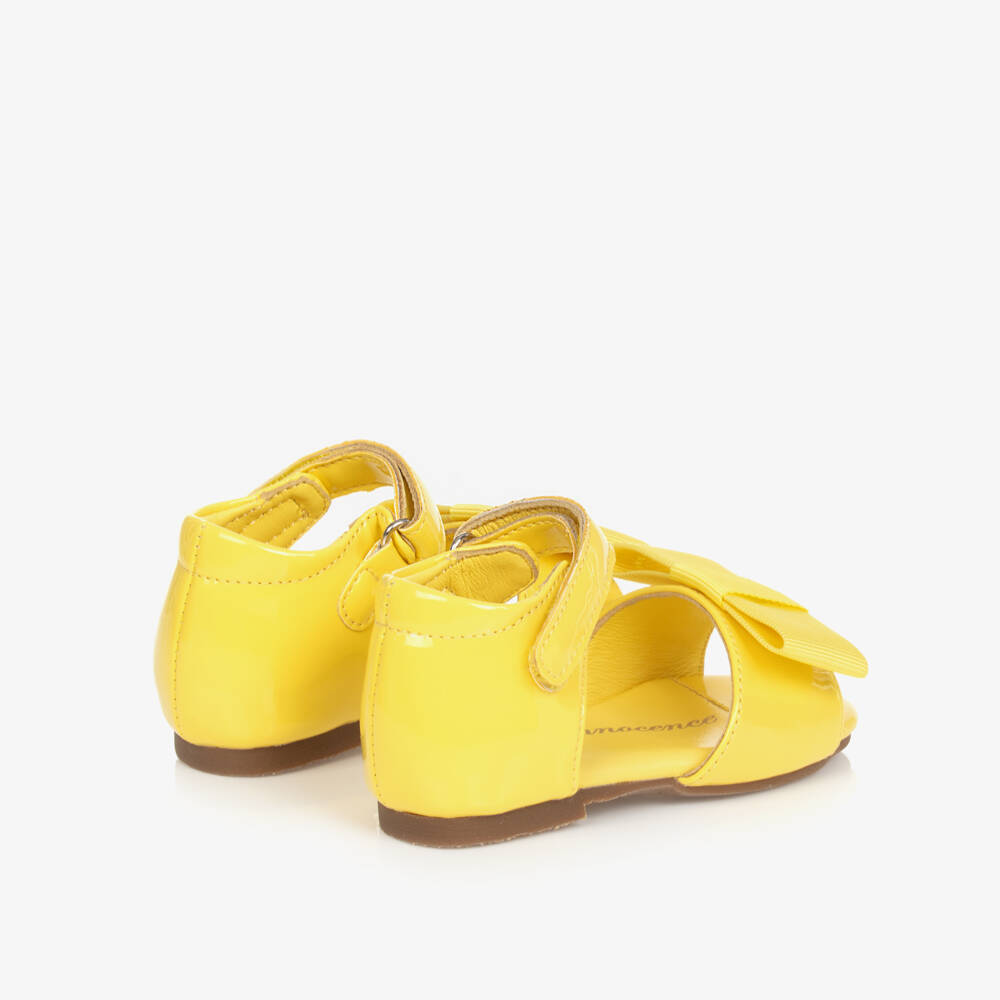 ايج اوف انوسنس-صندل بشريط لاصق جلد لون أصفر للبنات | Childrensalon Outlet