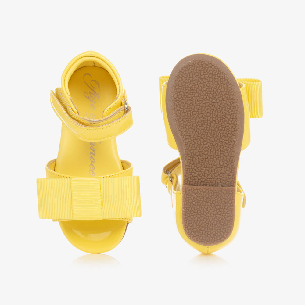 ايج اوف انوسنس-صندل بشريط لاصق جلد لون أصفر للبنات | Childrensalon Outlet