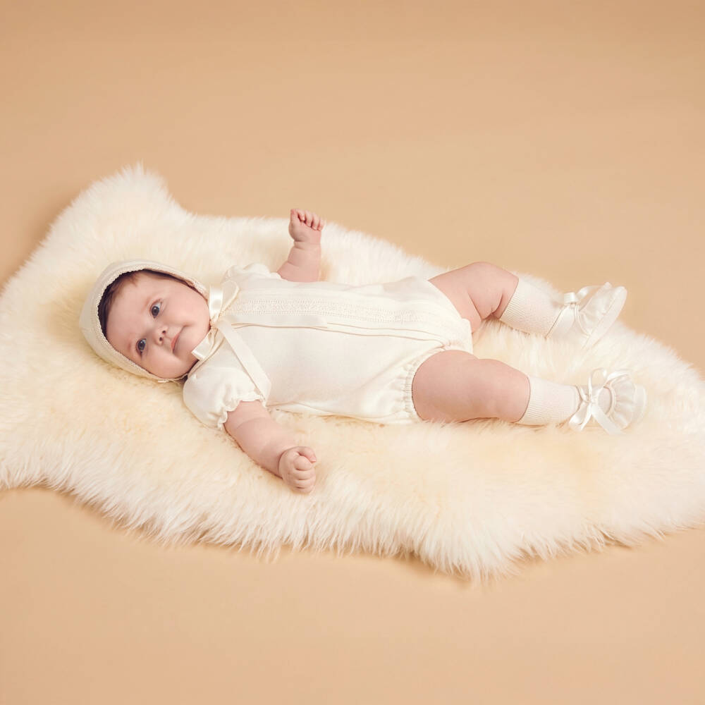 Artesanía Granlei-Ivory Lace Trimmed Babysuit Set with Bonnet | Childrensalon Outlet