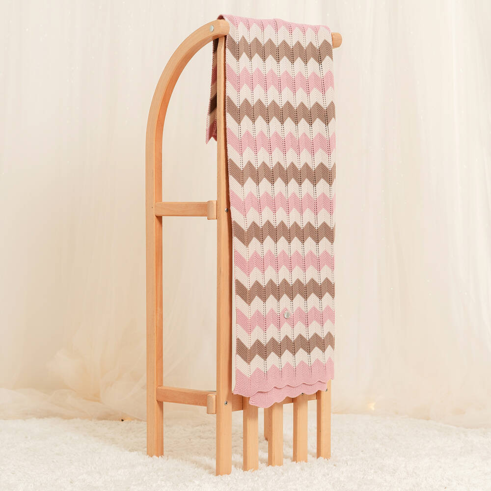 Artesanía Granlei-Baby Girls Pink & Beige Zigzag Knitted Blanket (108cm) | Childrensalon Outlet