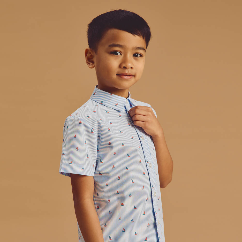Beatrice & George-قميص أزرق مخطط للأولاد بنقشة القارب الشراعي | Childrensalon Outlet