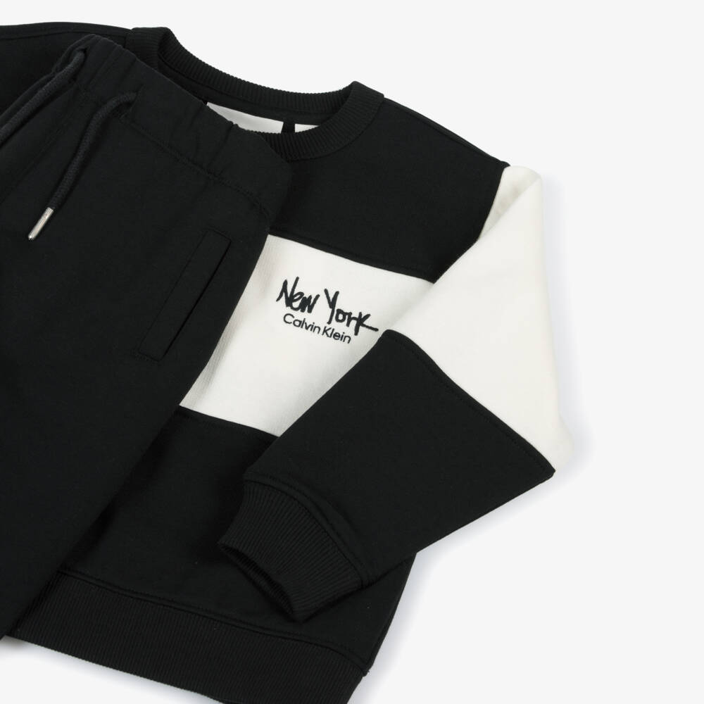 Calvin Klein-بدلة رياضية لون أسود وعاجي للأولاد | Childrensalon Outlet