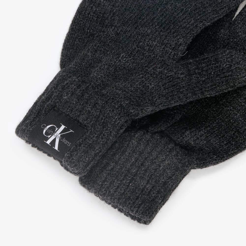 كالفين كلاين-قفازات بشعار مونوغرام محبوكة لون رمادي | Childrensalon Outlet