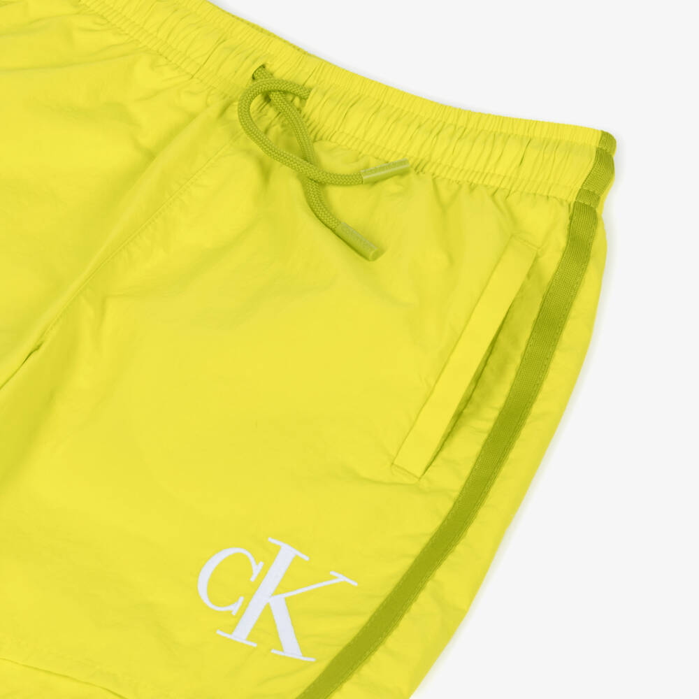 Calvin Klein-شورت سباحة لون أصفر نيون للأولاد | Childrensalon Outlet