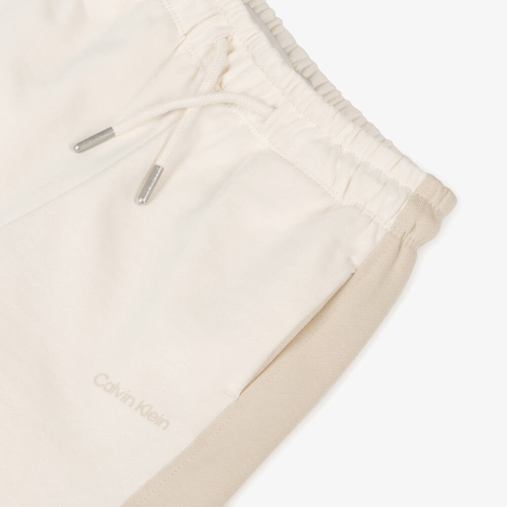 Calvin Klein-Мягкие кремовые хлопковые бермуды для мальчиков | Childrensalon Outlet