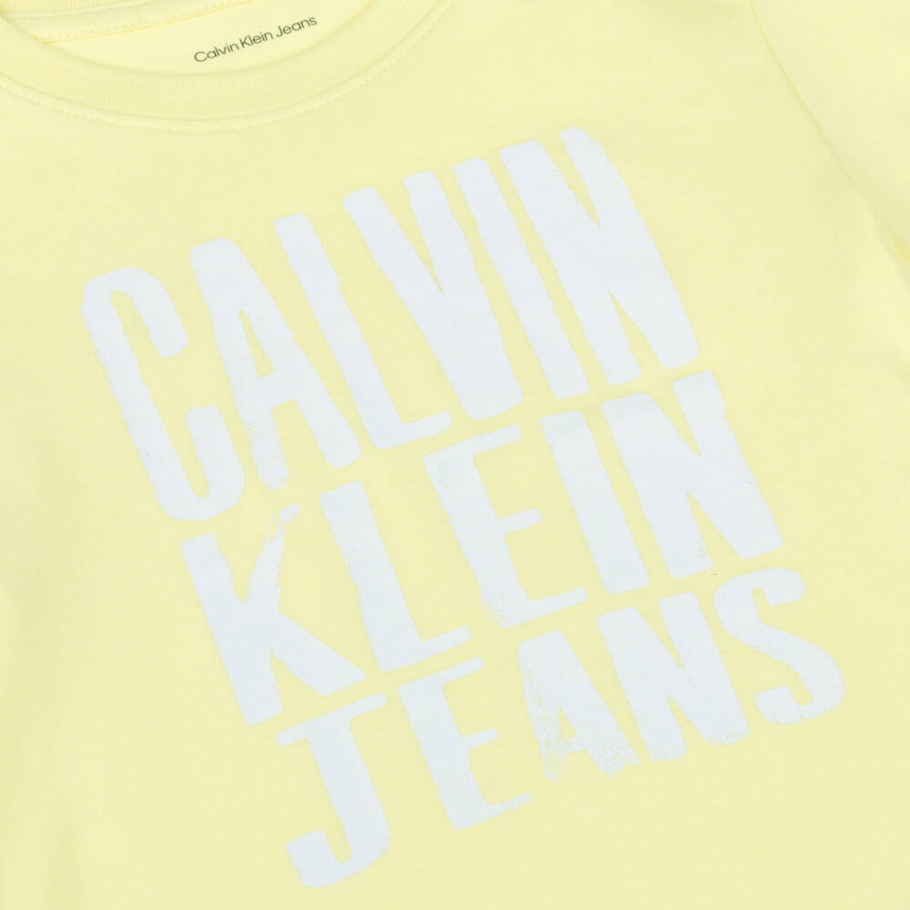 Calvin Klein-تي شيرت قطن بشعار مشرق للأولاد | Childrensalon Outlet