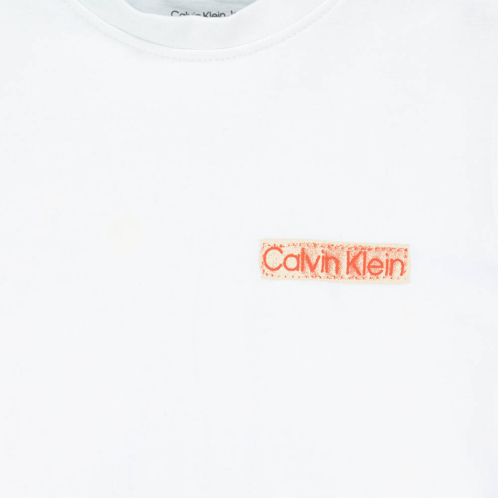Calvin Klein Jeans-Preloved Boys White Cotton T-Shirt with Red Logo (4 years) | Childrensalon Outlet
