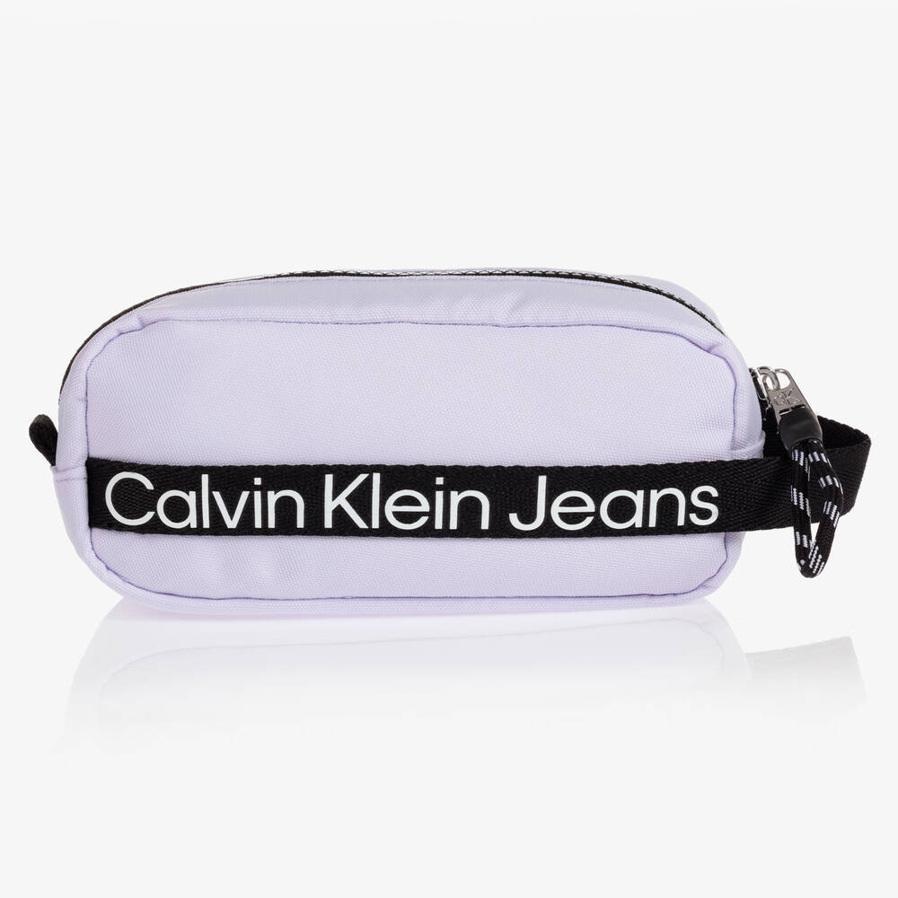 Calvin Klein Jeans - مقلمة كانفاس لون أسود وبنفسجي (18 سم) | Childrensalon