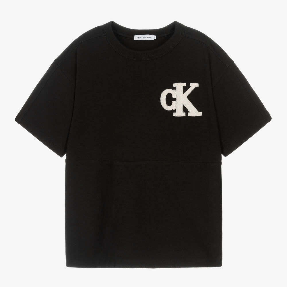 Calvin Klein - تيشيرت تينز ولادي قطن لون أسود | Childrensalon