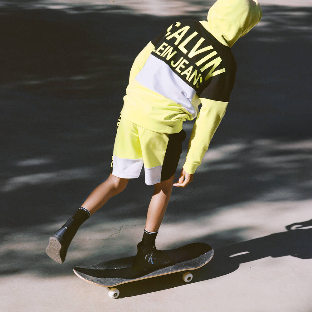 Calvin Klein Jeans-شورت قطن ومودال لون أصفر وأسود للأولاد | Childrensalon Outlet