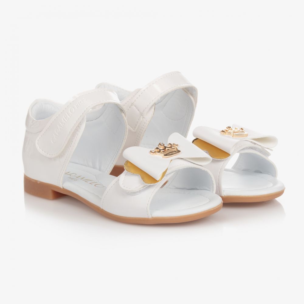 Caramelo Kids - Weiße Sandalen in Lackoptik mit Schleife (M) | Childrensalon