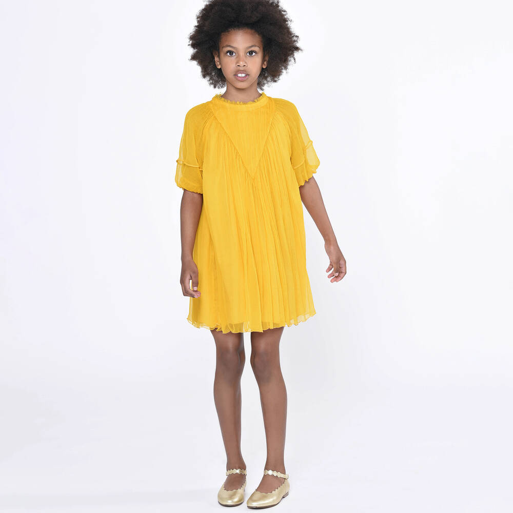 Girls shop yellow clothes