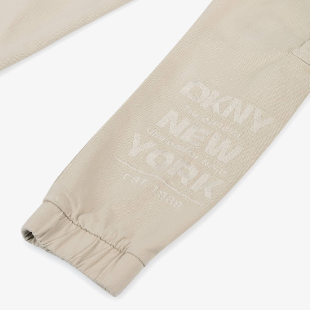 DKNY-بنطلون كارغو قطن لون بيج للأولاد | Childrensalon Outlet