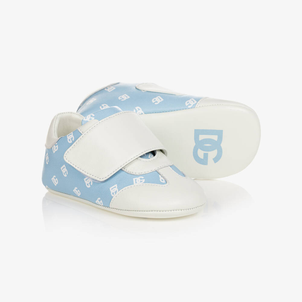 Dolce & Gabbana - حذاء جلد لون أزرق وأبيض لمرحلة قبل المشي للمواليد  | Childrensalon