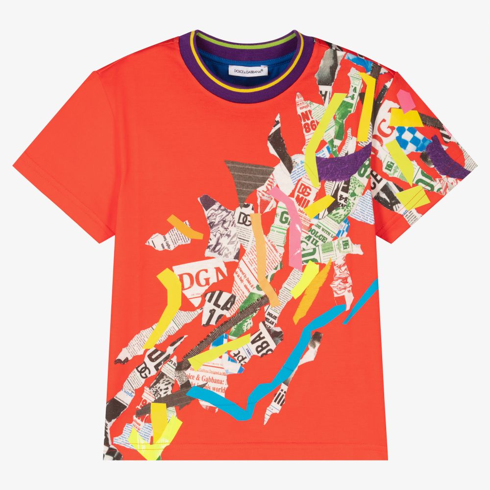 Dolce & Gabbana - Красная футболка с газетным принтом для мальчиков | Childrensalon