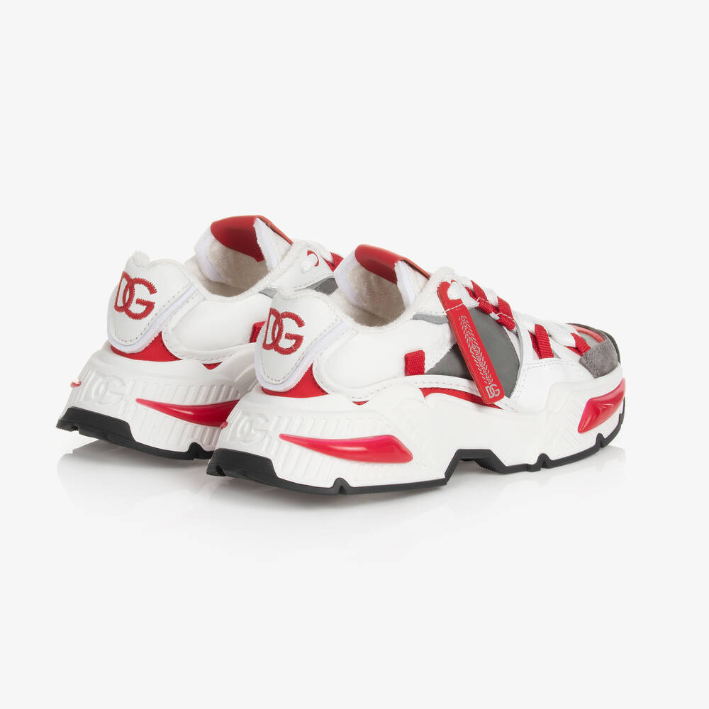 دولتشي آند غابانا-ترينرز بأربطة جلد شامواه لون أبيض وأحمر للأولاد | Childrensalon Outlet