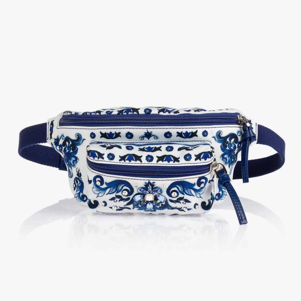 Dolce & Gabbana - حقيبة حزام نايلون لون أبيض وأزرق بطبعة ماجوليكا للبنات (23 سم) | Childrensalon