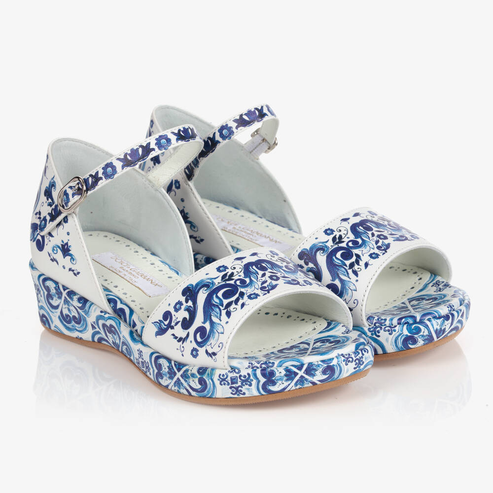 Dolce & Gabbana - ويدج تينز بناتي لون أزرق وأبيض بطبعة ماجوليكا | Childrensalon