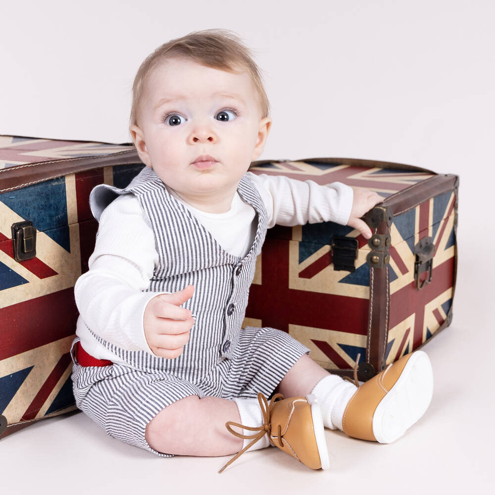 إيرلي دايز-أحذية أولى للأولاد بلون الجمل مع أربطة | Childrensalon Outlet