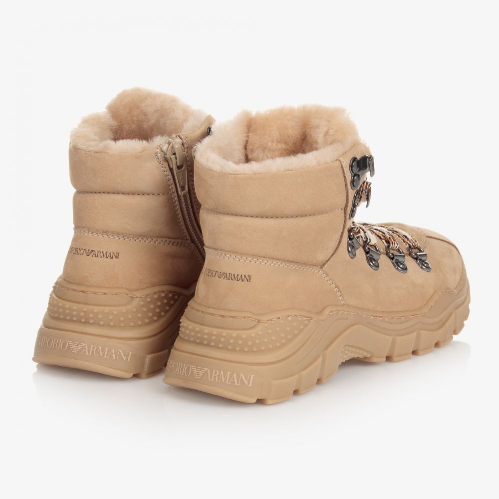 Armani's sophisticated style and contemporary design are reflected in Emporio  Armani's boots and booties for women, for a feminine and refined look.