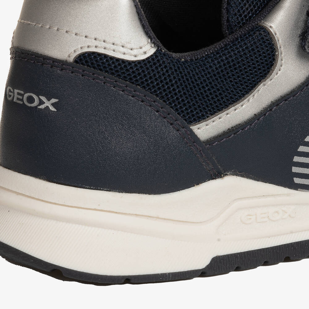 Geox-ترينرز بشريط لاصق جلد صناعي لون كحلي وفضّي | Childrensalon Outlet