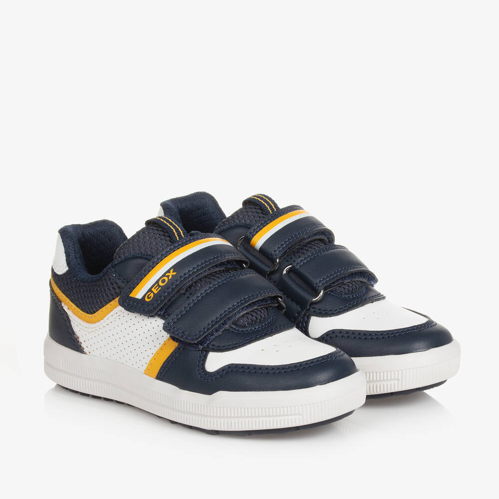 Baskets bleues et blanches a scratch