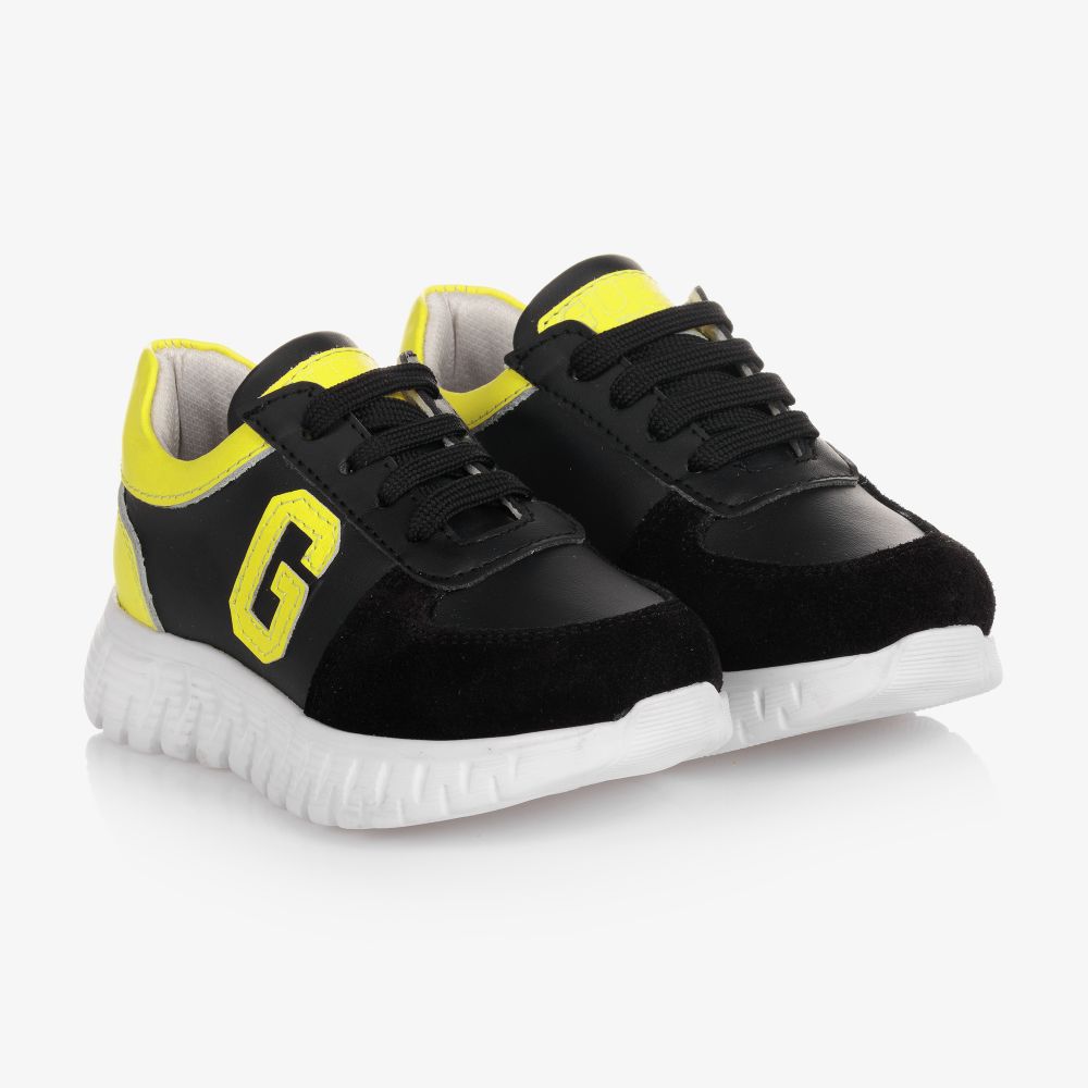 Guess - حذاء ترينرز جلد صناعي لون أسود وأصفر | Childrensalon