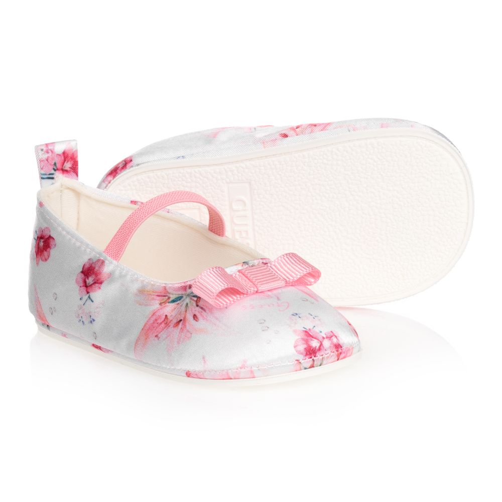 Guess - حذاء ساتان لون أبيض وزهري بطبعة ورود للمولودات | Childrensalon