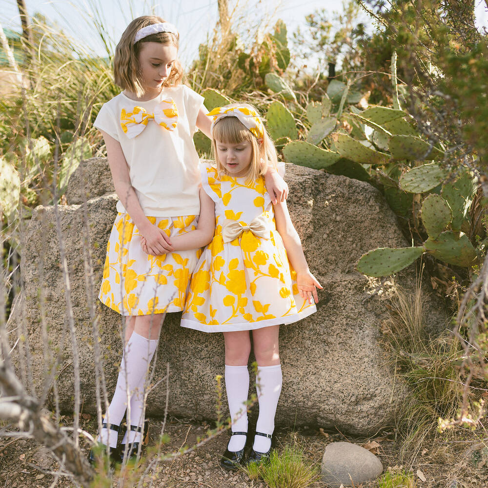 Hucklebones London-Бело-желтое платье в цветочек | Childrensalon Outlet
