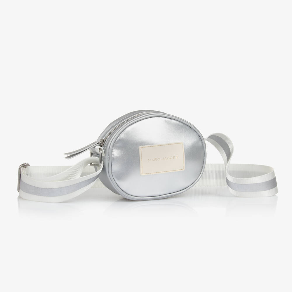 مارك جاكوبس-حقيبة كتف جلد صناعي لون فضّي للبنات (16 سم) | Childrensalon Outlet