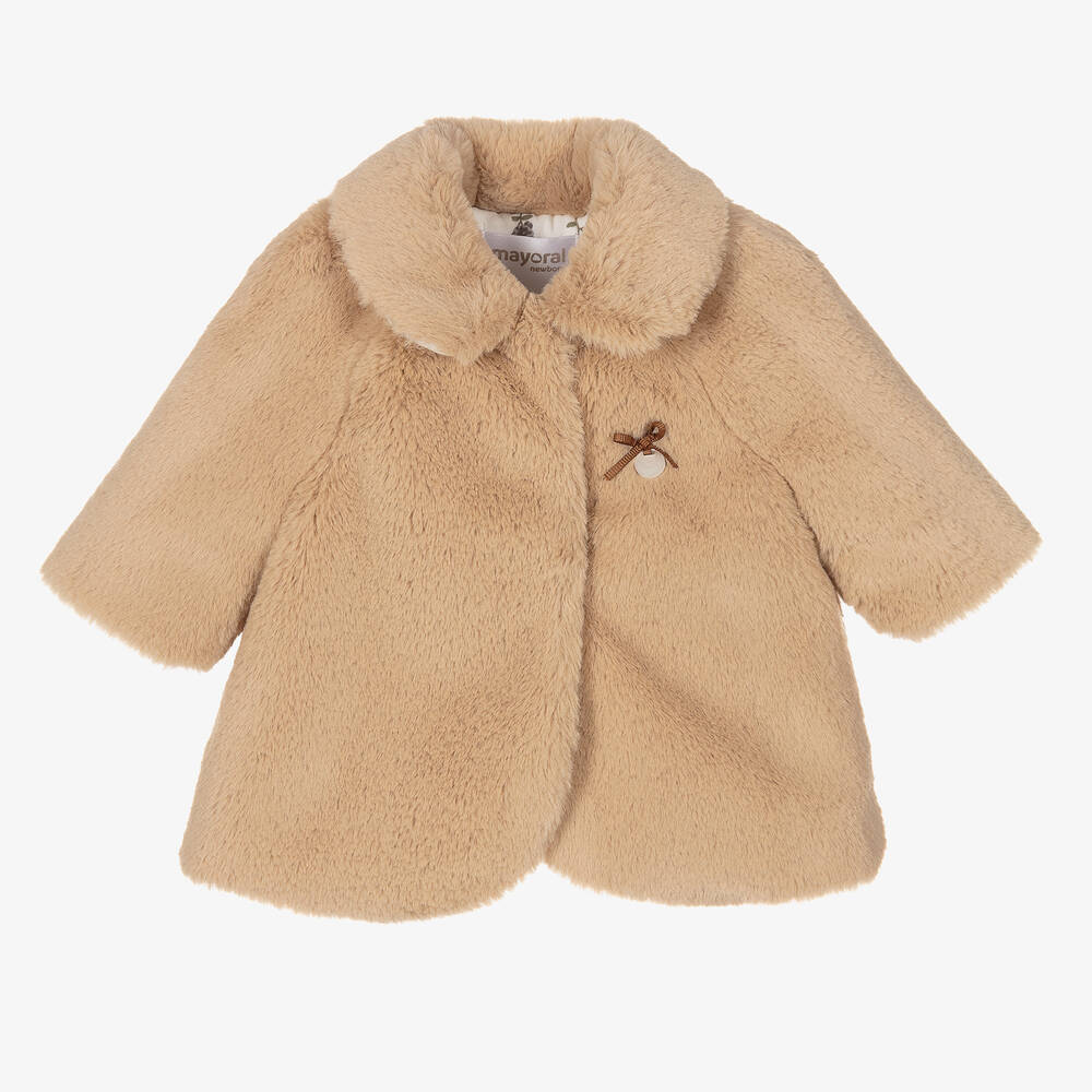 Mayoral Newborn - Бежевое плюшевое пальто для малышек | Childrensalon