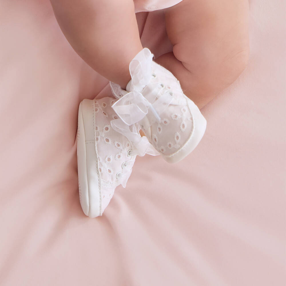 Mayoral Для новорожденных-Baby Girls Broderie Anglaise Pre-Walkers | Childrensalon Outlet