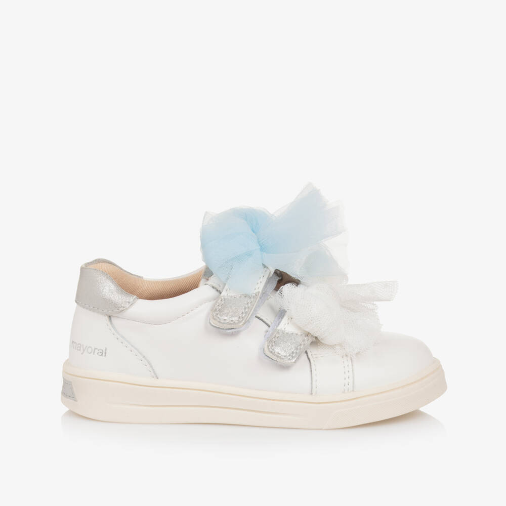 Mayoral-حذاء رياضي من الجلد العاجي للبنات مع فيونكة زرقاء | Childrensalon Outlet