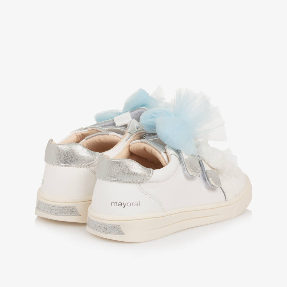Mayoral-حذاء رياضي من الجلد العاجي للبنات مع فيونكة زرقاء | Childrensalon Outlet