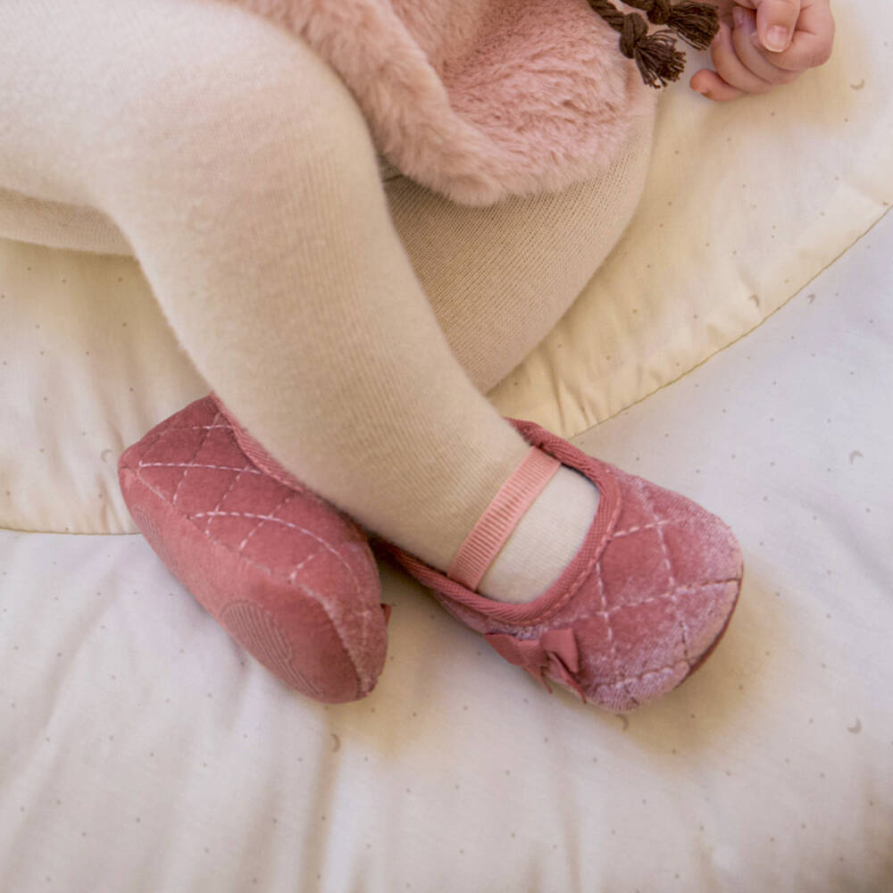 Mayoral Newborn-حذاء مخملي وردي للبنات | Childrensalon Outlet