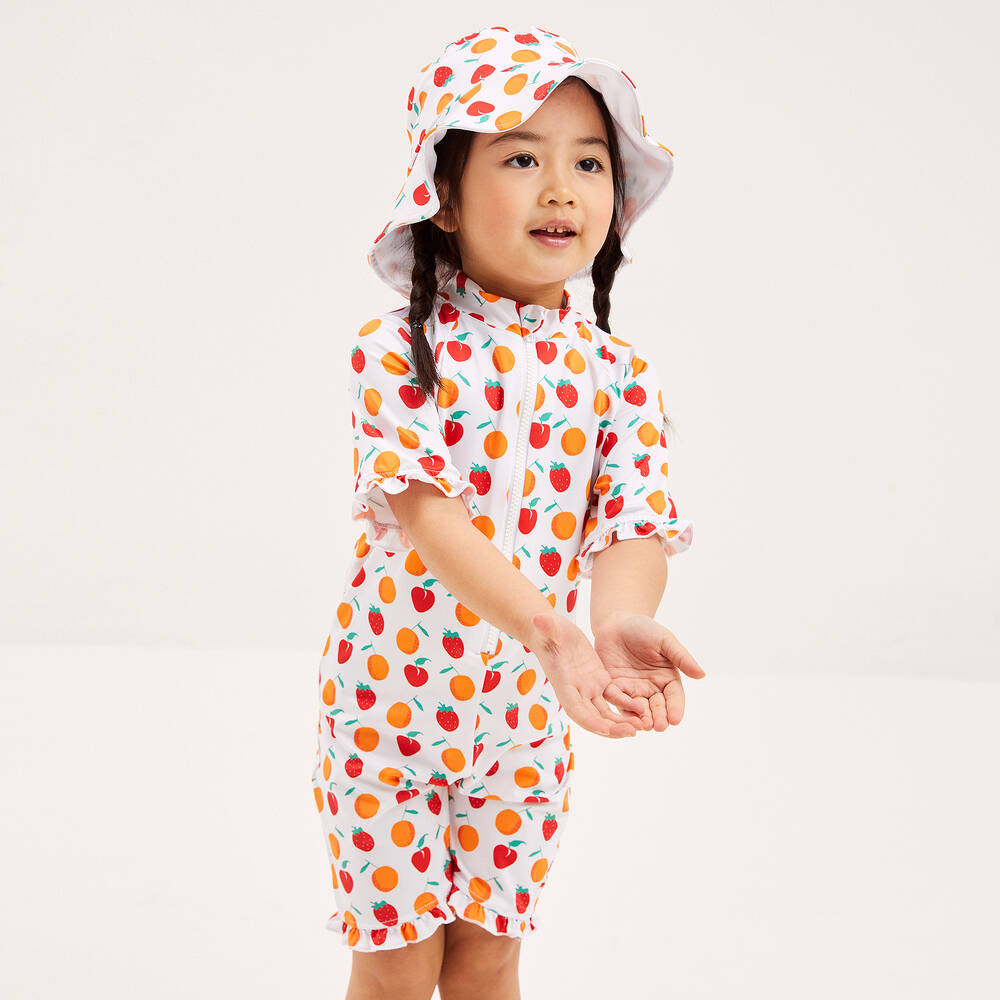 ميتي جيمس-بدلة سباحة واقية من الشمس بطبعة فواكه لون أبيض للبنات (UPF 50+) | Childrensalon Outlet