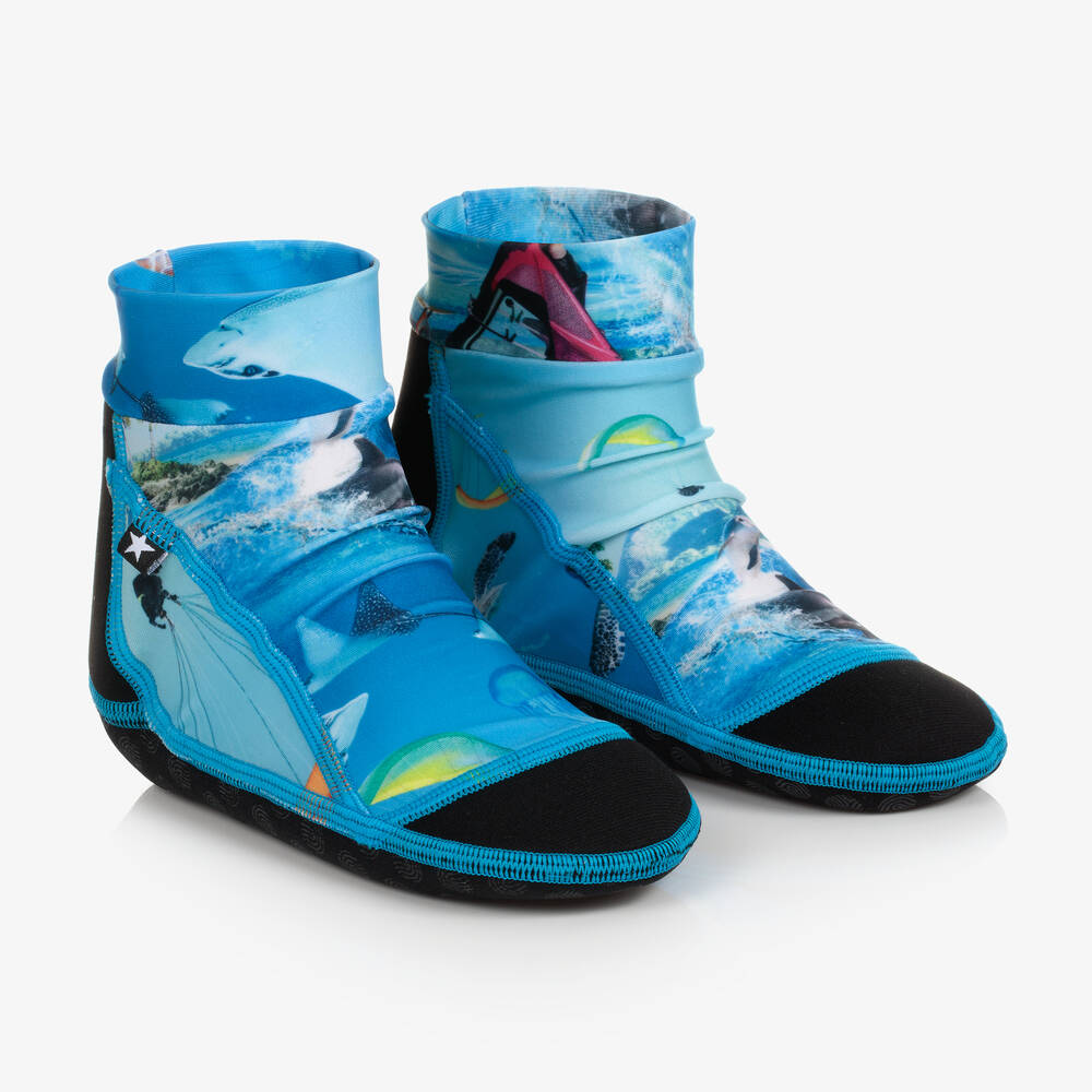 Molo - Blaue Badeschuhe mit Ozean-Print | Childrensalon