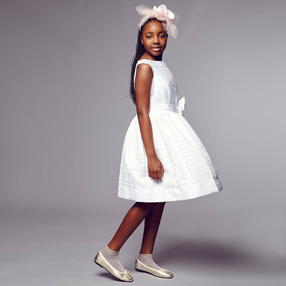 Monnalisa Chic-طقم متكون من فستان من الأرجنزا و الساتان بلون أبيض مع زركشة بوردة | Childrensalon Outlet