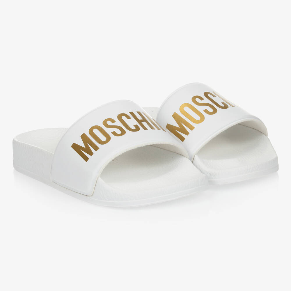 Moschino Kid-Teen - Белые шлепанцы с золотистой надписью для подростков | Childrensalon