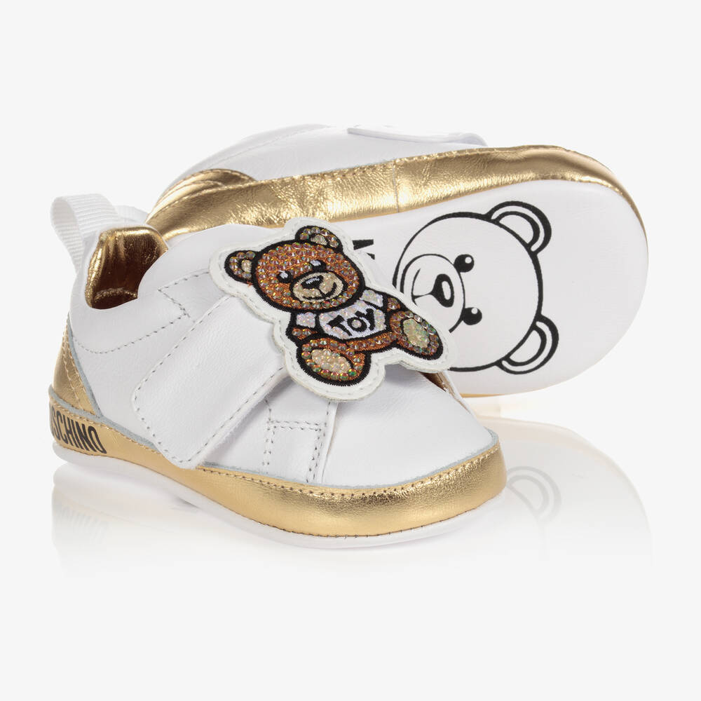 Moschino Baby - حذاء جلد لون أبيض وذهبي لمرحلة قبل المشي للأطفال | Childrensalon