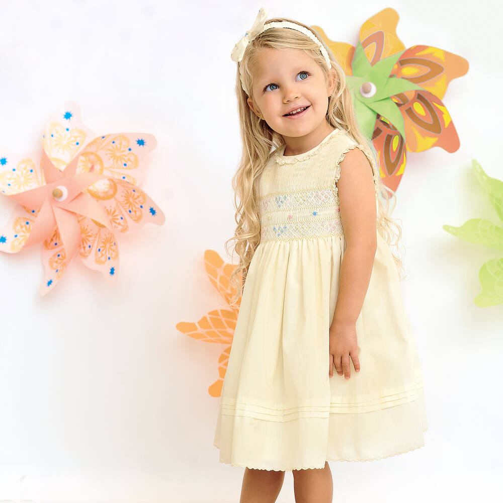 Sarah Louise-طقم فستان أطفال بناتي تطريزسموك مزيج قطن وكتان لون أصفر | Childrensalon Outlet