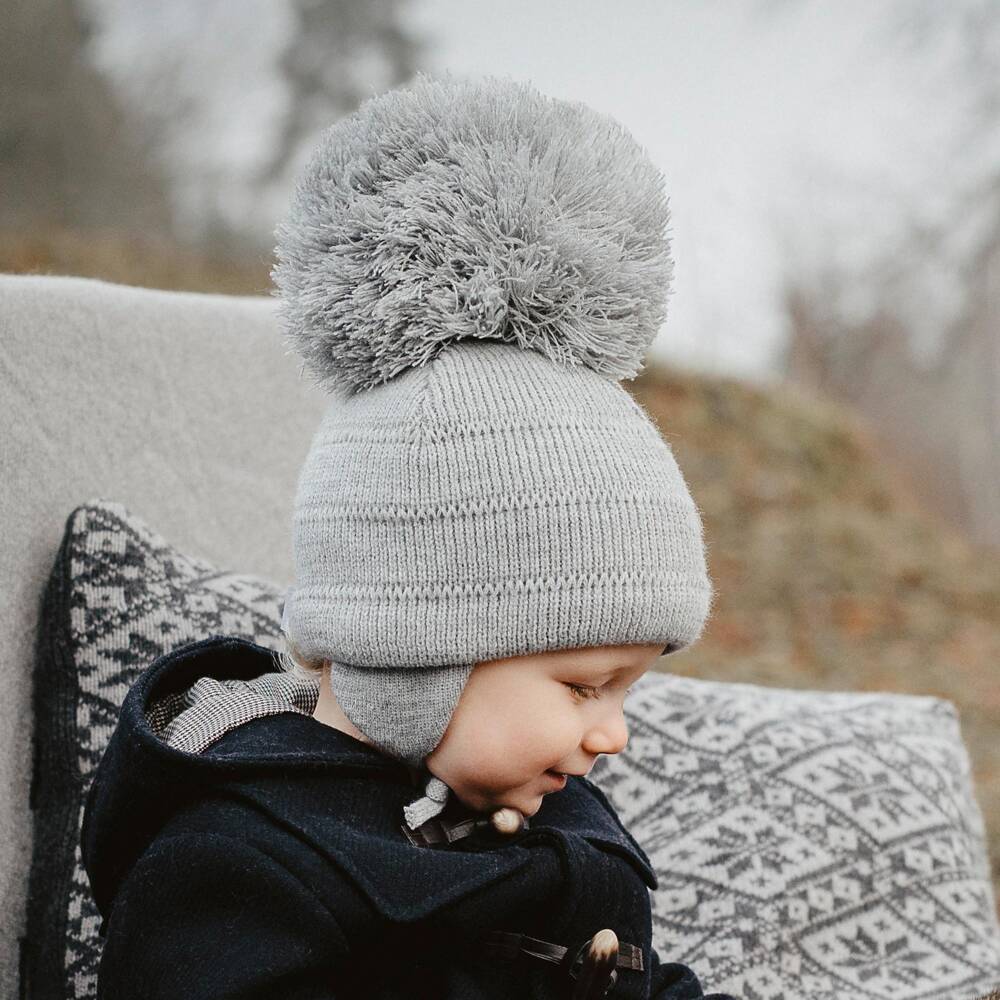 Sätila of Sweden-قبعة رمادية بوم بوم مع أربطة | Childrensalon Outlet