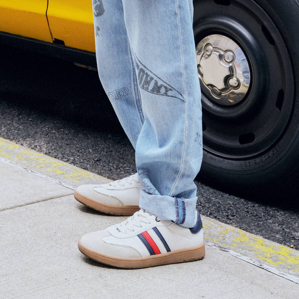 Tommy Hilfiger-حذاء رياضي أبيض من الجلد الصناعي للأولاد | Childrensalon Outlet
