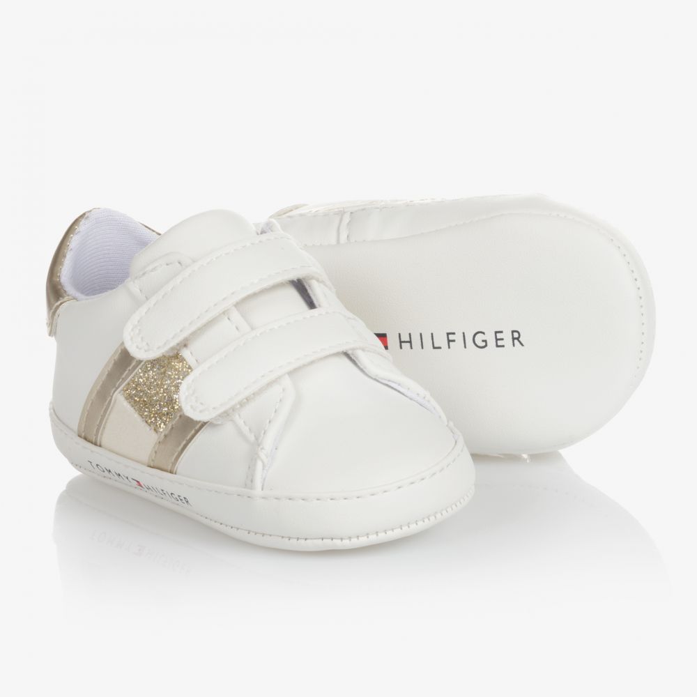 Tommy Hilfiger - حذاء جلد صناعي لون أبيض وذهبي لمرحلة قبل المشي للمولودات | Childrensalon