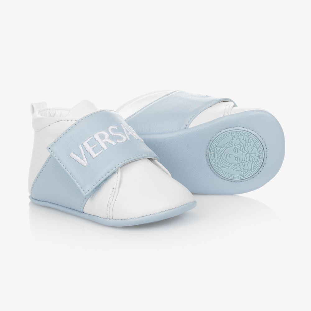 Versace - حذاء جلد أبيض وأزرق لمرحلة قبل المشي للرضع | Childrensalon
