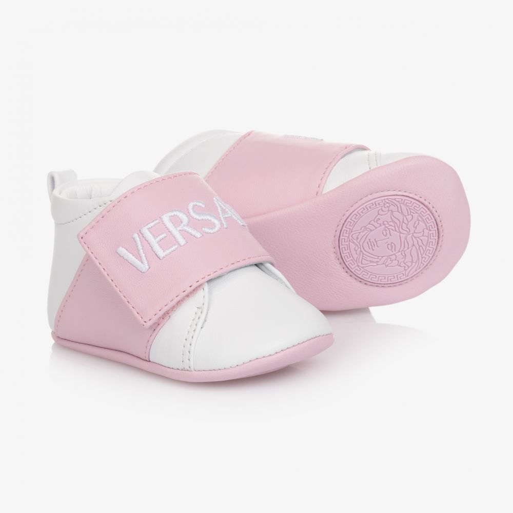 Versace - حذاء جلد لون أبيض وزهري لمرحلة قبل المشي للمولودات | Childrensalon