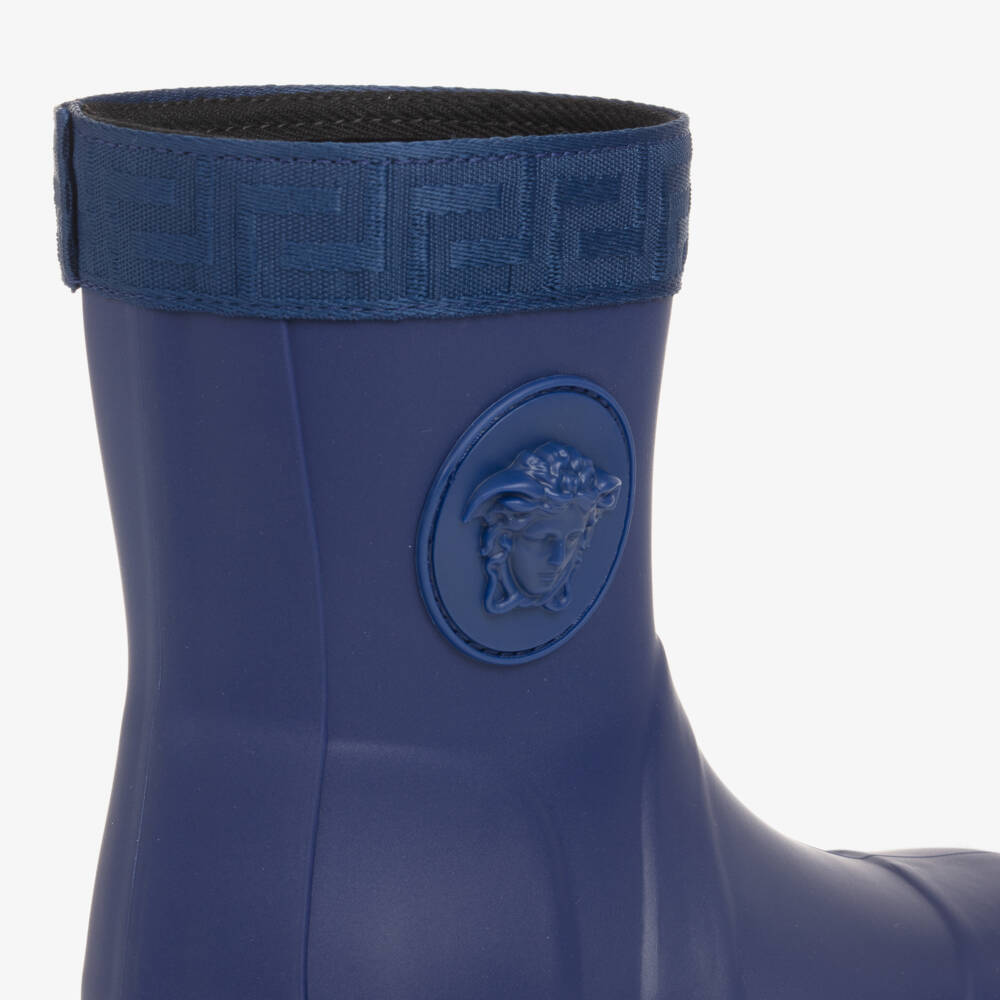 Versace-بوت واقي من المطر بشعار ميدوسا لون أزرق للأولاد | Childrensalon Outlet