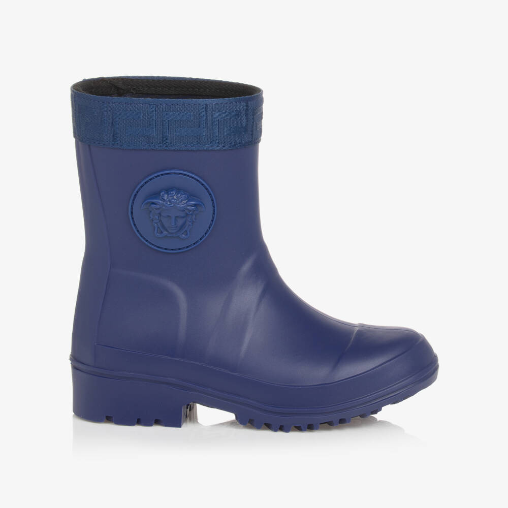 Versace-بوت واقي من المطر بشعار ميدوسا لون أزرق للأولاد | Childrensalon Outlet